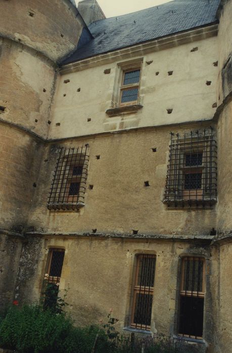 Château de Faulin : Corps de logis, façade sud-est, vue partielle