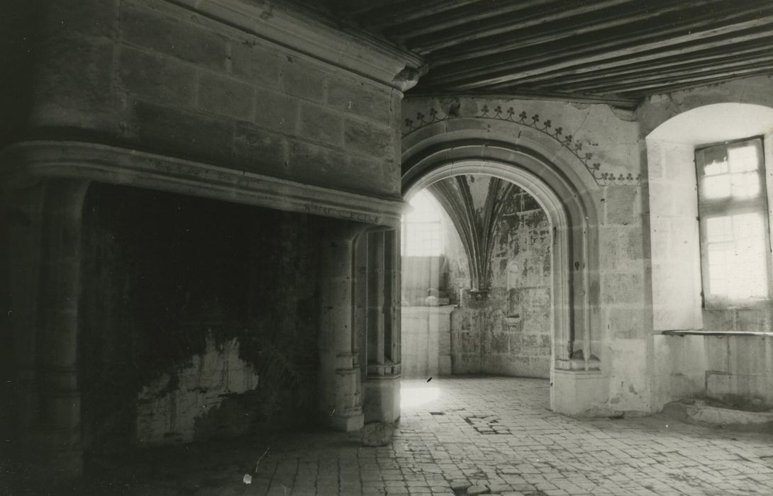 Château de Faulin : Logis, 1er étage, cheminée monumentale, vue générale