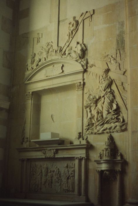 retable, bas-reliefs : Le Baptême du Christ, La Crucifixion