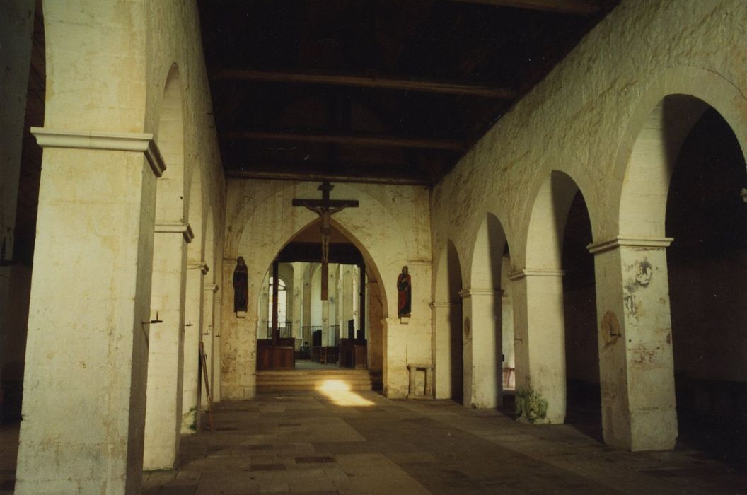 Eglise Saint-Pierre : Nef romane, vue générale