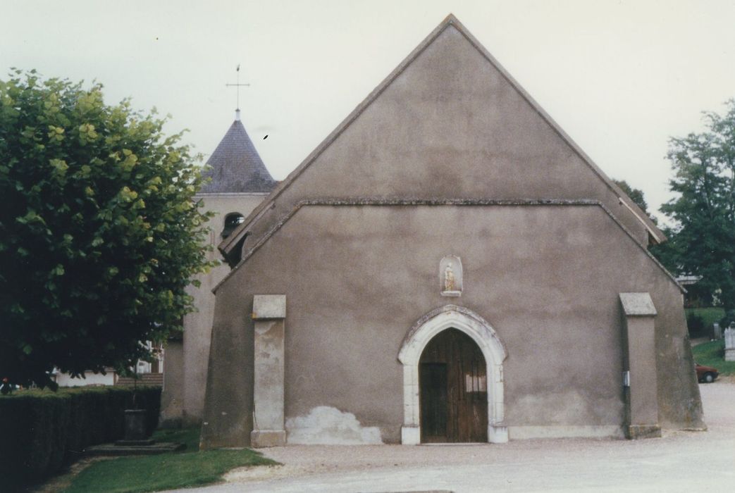 Eglise Sainte-Geneviève : Façade occidentale, vue générale