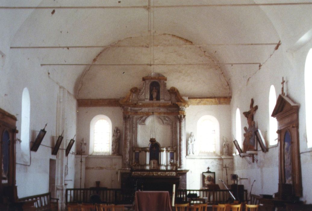 Eglise Sainte-Geneviève : Nef, vue partielle