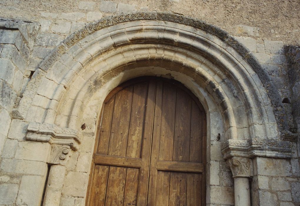 Eglise Saint-Barthélémy : Porche occidental, vue générale