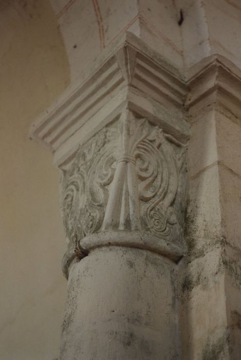 Eglise Saint-Barthélémy : Nef, détail d’un chapiteau sculpté