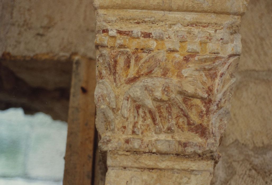 Eglise Saint-Barthélémy : Nef, détail d’un chapiteau sculpté