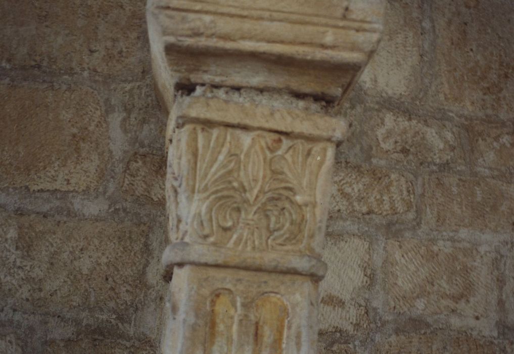 Eglise Saint-Barthélémy : Nef, détail d’un chapiteau sculpté