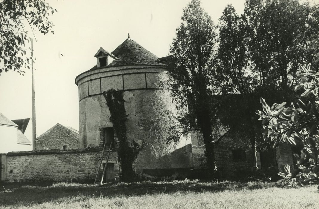 Château : Pigeonnier, vue générale