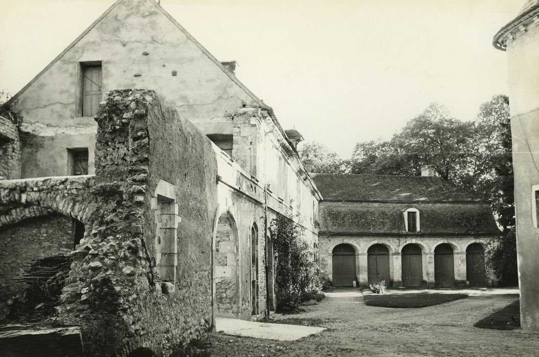 Château : Dépendances, ensemble nord et ouest, vue générale