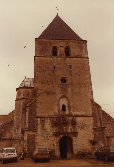 Eglise Saint-Valentin : Façade occidentale, vue générale