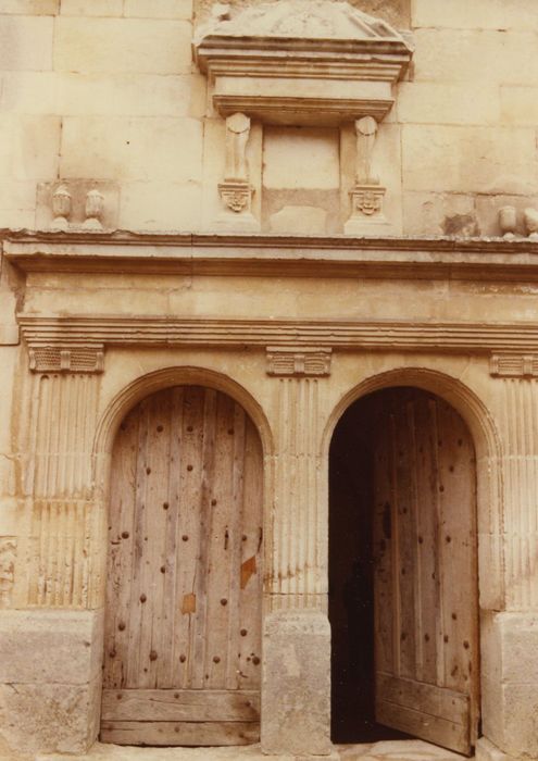 Eglise Saint-Valentin : portail d’accès sud, vue générale