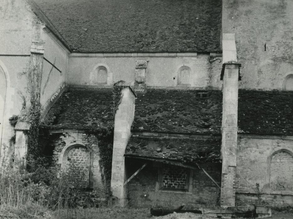 Eglise Saint-Valentin : Façade latérale nord, vue partielle