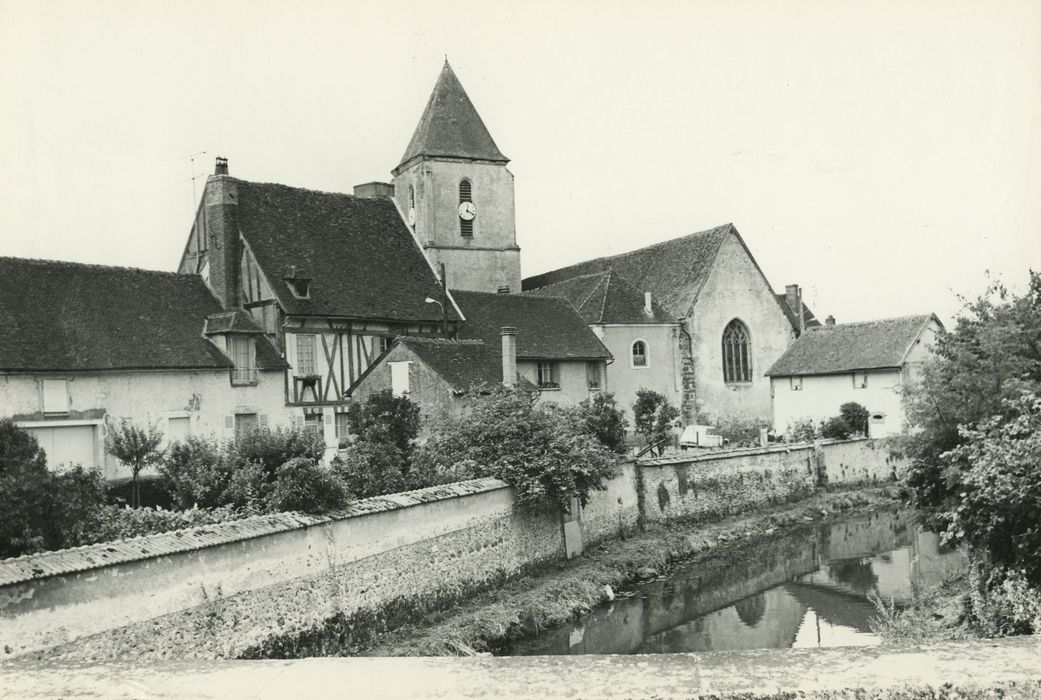 Eglise Saint-Marien : Vue partielle de l’église dans son environnement depuis le Sud-Est