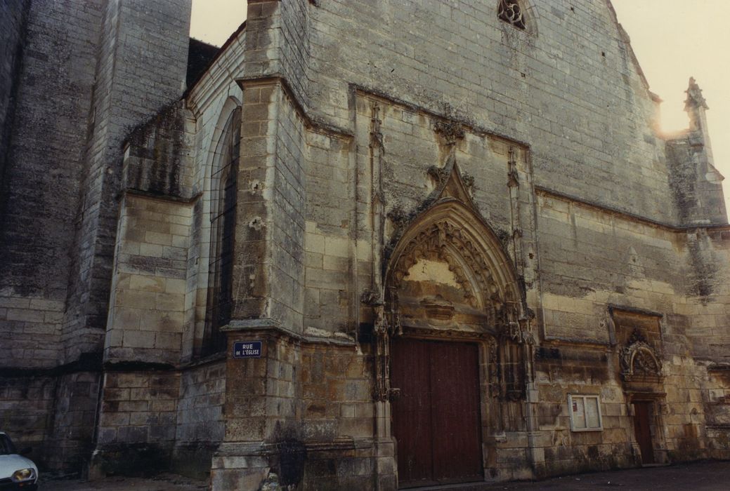 Eglise Saint-Romain : Façade occidentale, vue partielle