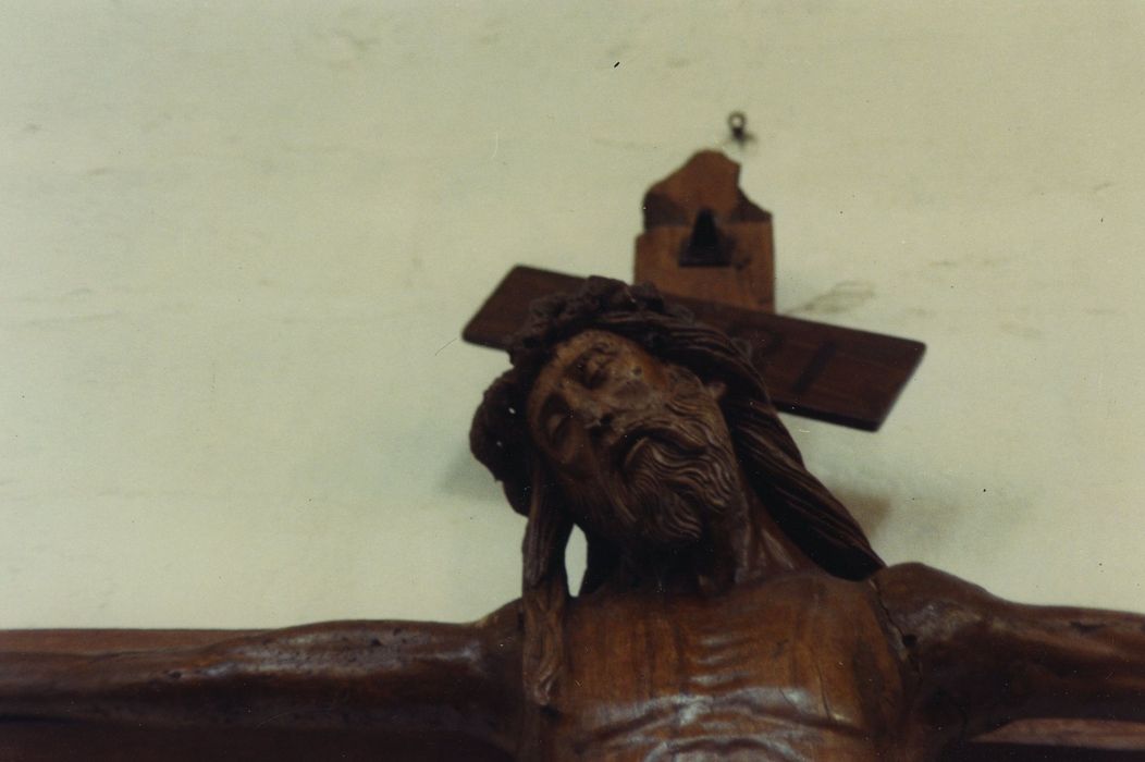 statue : Christ en croix, détail