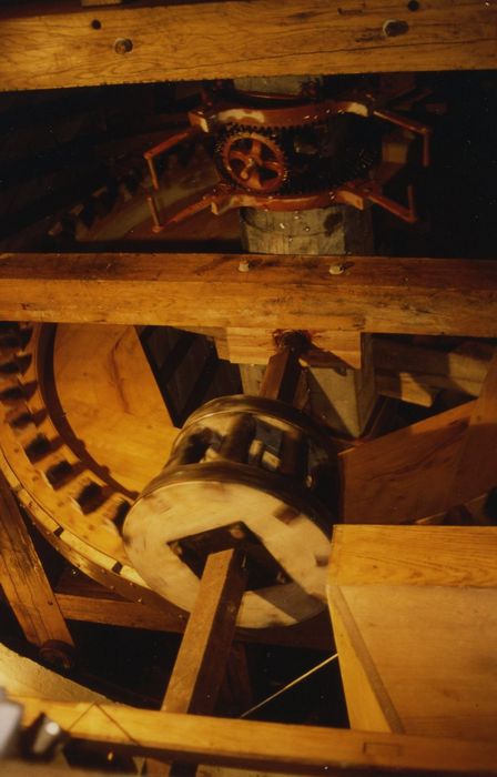 Moulin à vent Dautin : Détail de la tourte avec fuseau et le rouet pivotant sur l’arbre tournant