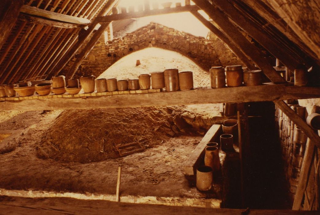 Four à poterie de la Bâtisse : Vue partielle du dôme de sable surmontant la voûte du four