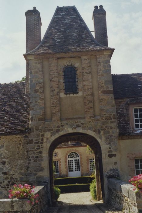 Château de Bois-le-Roi : Poterne, élévation est, vue générale