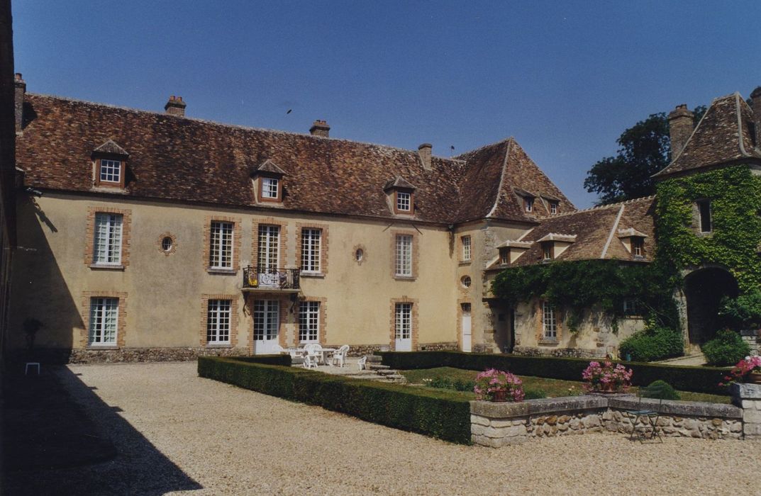 Château de Bois-le-Roi : Cour intérieure, aile nord, façade sud, vue générale