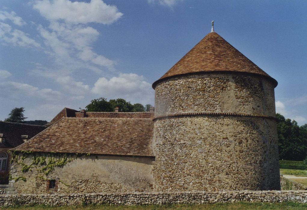 Château de Bois-le-Roi : Tour d’angle sud-est (pigeonnier), vue générale