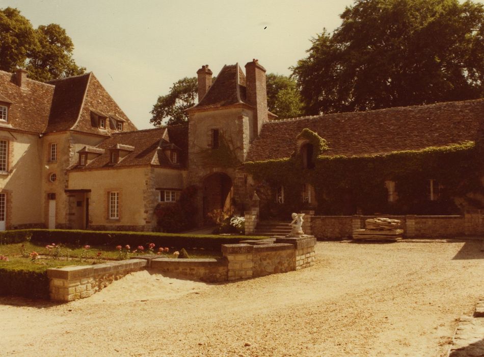 Château de Bois-le-Roi : Cour intérieure, aile est, façade ouest, vue générale