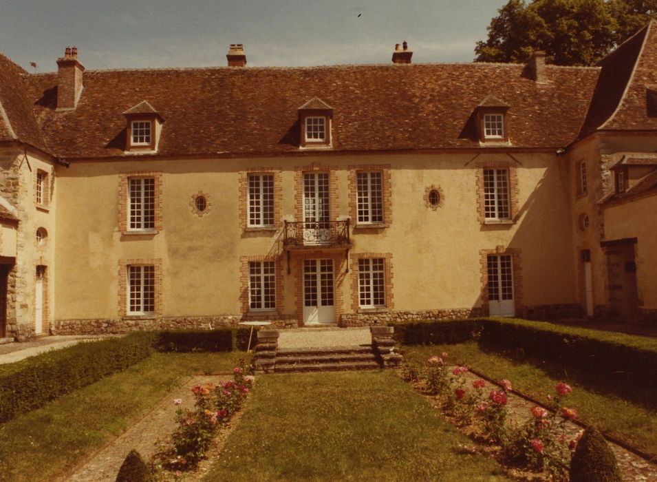 Château de Bois-le-Roi : Cour intérieure, aile nord, façade sud, vue générale