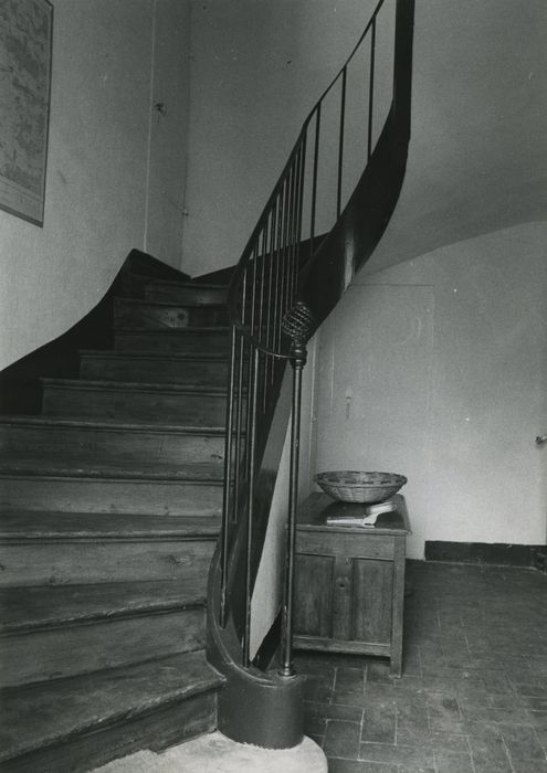 Château de Bois-le-Roi : Aile ouest, escalier, vue partielle