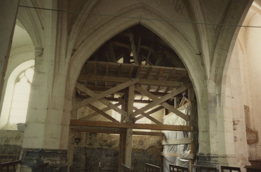 Eglise Saint-Symphorien : Chapelle latérale nord, mise en place d’un étaiement, vue générale