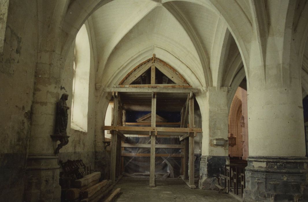 Eglise Saint-Symphorien : Collatéral nord, mise en place d’un étaiement, vue générale