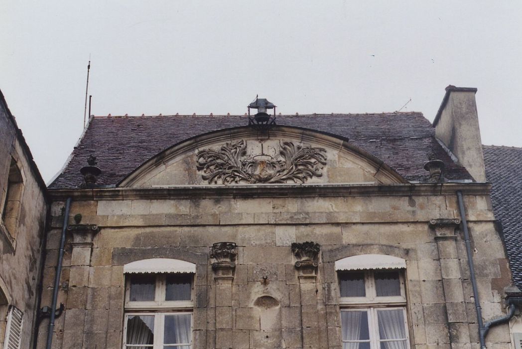 Hôtel de ville : Façade sur rue, vue partielle