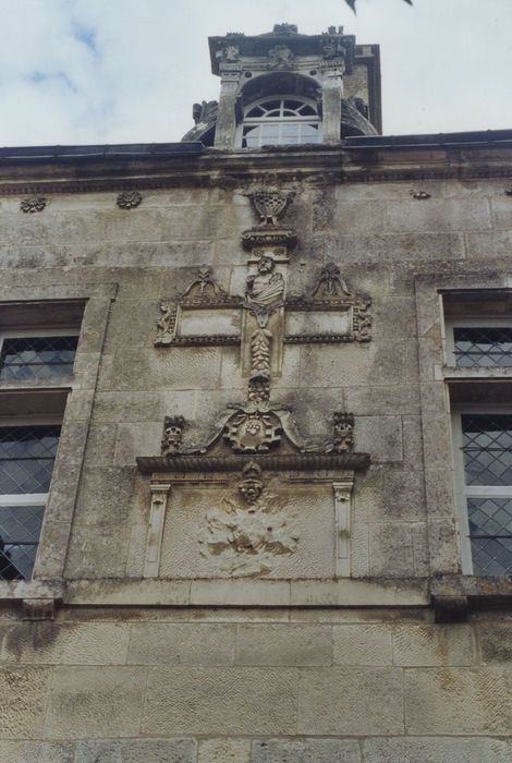 Maison dite de la Toison d'Or : Façade sur cour, détail du décor sculpté