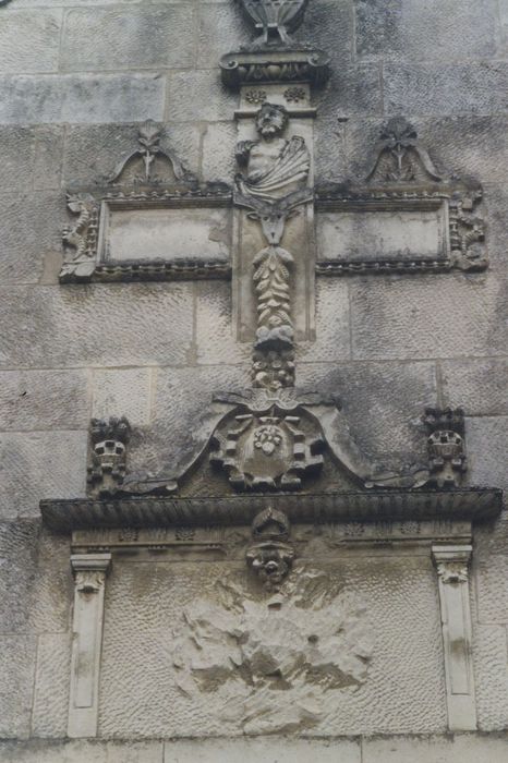 Maison dite de la Toison d'Or : Façade sur cour, détail du décor sculpté