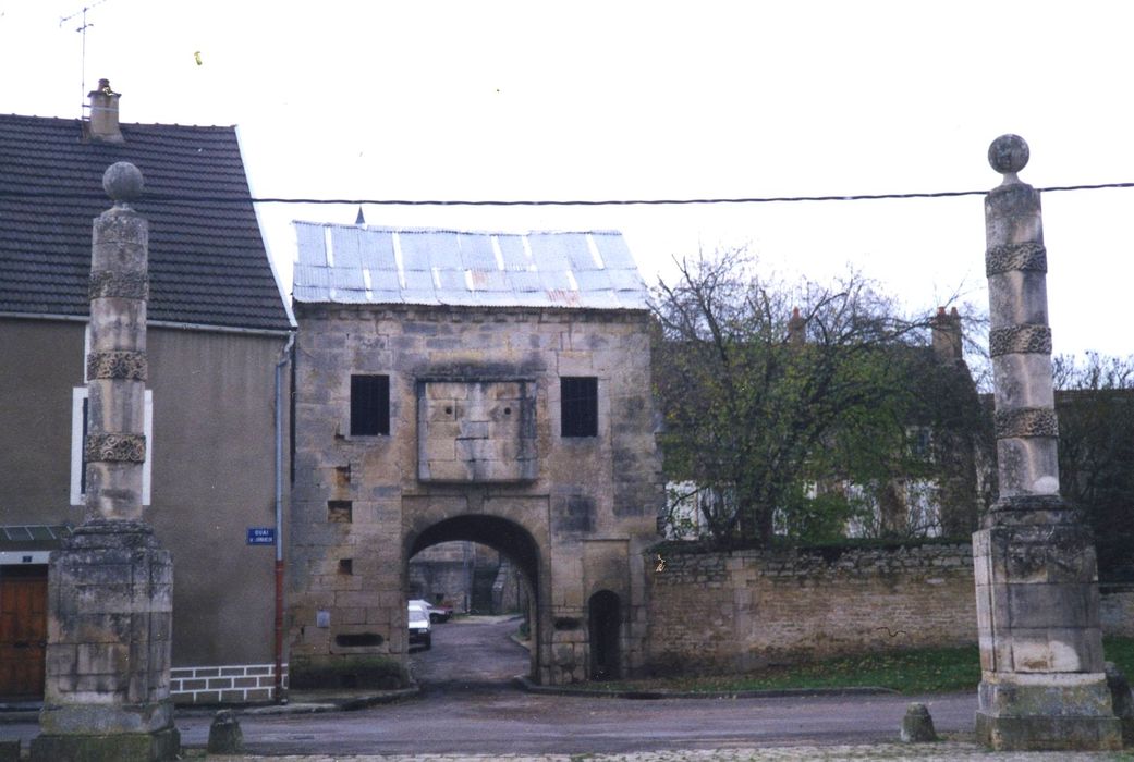 Porte fortifiée (ancienne) : Elévation ouest, vue générale