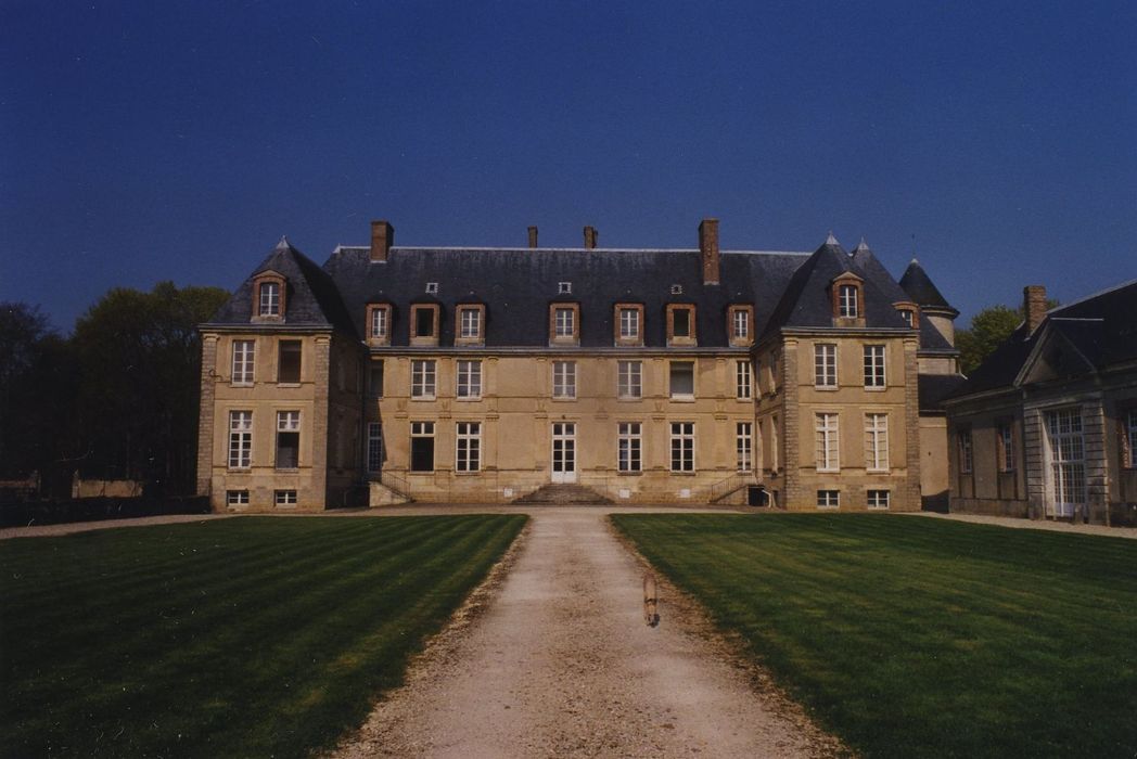 Château de Passy-Véron : Façade sud-est, vue partielle