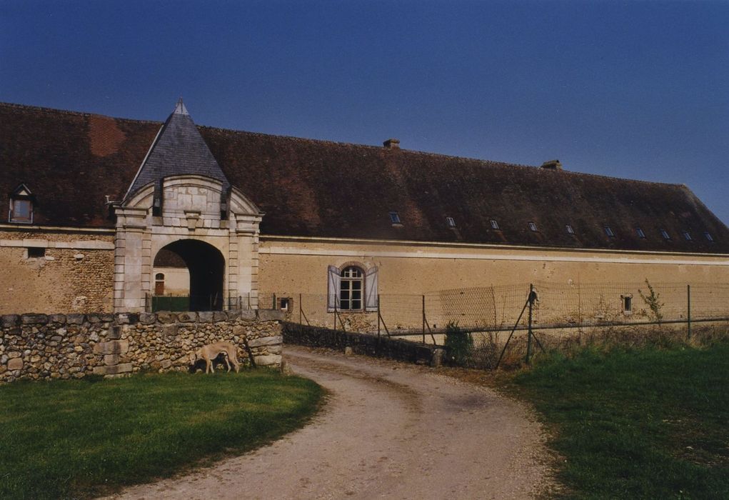 Château de Passy-Véron : Communs, ensemble sud-est, vue partielle