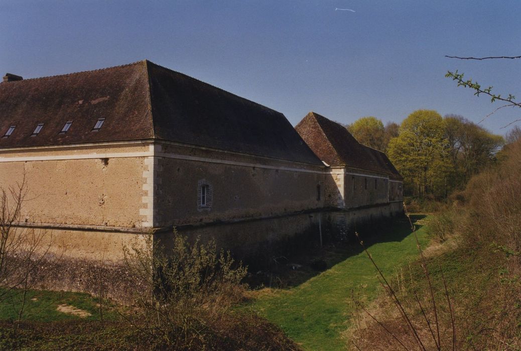 Château de Passy-Véron : Communs, ensemble nord-est, vue générale