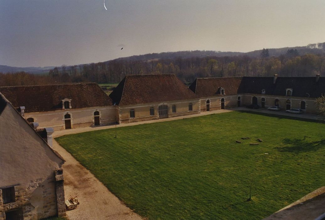 Château de Passy-Véron : Communs, vue partielle