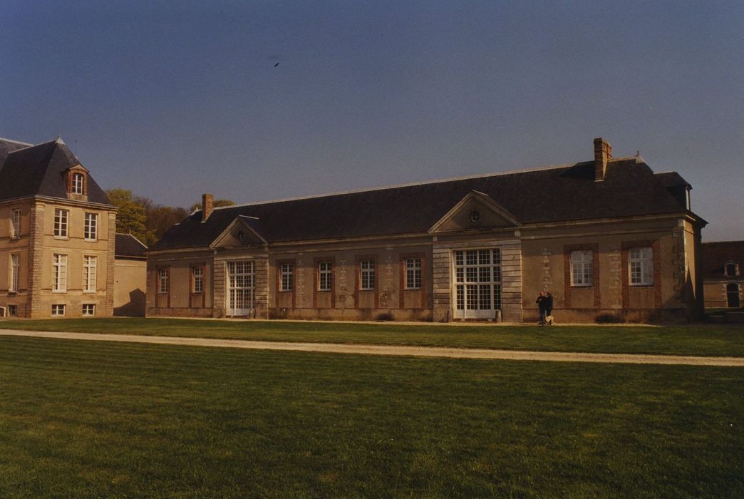 Château de Passy-Véron : Ecuries, façade sud-ouest, vue générale