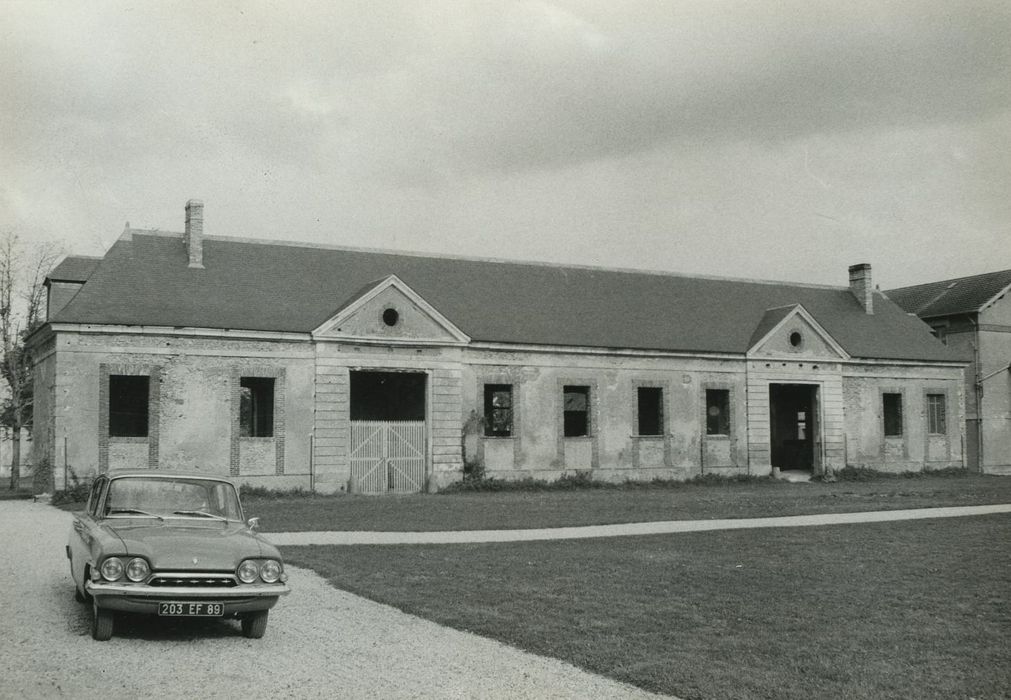 Château de Passy-Véron : Ecuries, façade sud-ouest, vue générale