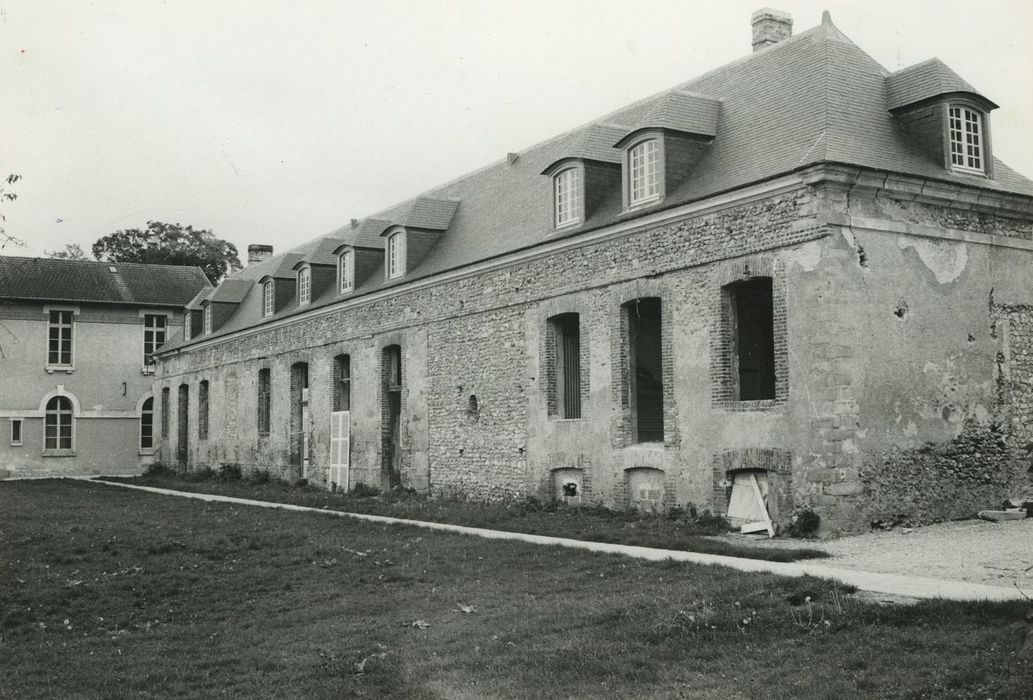 Château de Passy-Véron : Ecuries, façade nord-est, vue générale