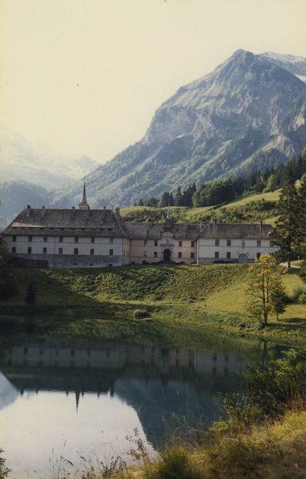 Ancienne chartreuse : Vue générale de la chartreuse dans son environnement depuis le Nord