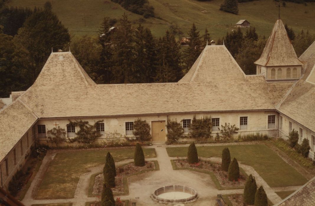 Ancienne chartreuse : Préau, aile est, façade ouest, vue générale