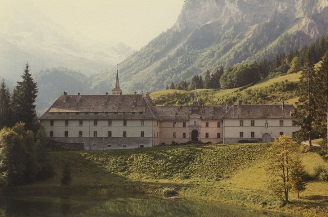 Ancienne chartreuse : Vue générale de la chartreuse dans son environnement depuis le Nord