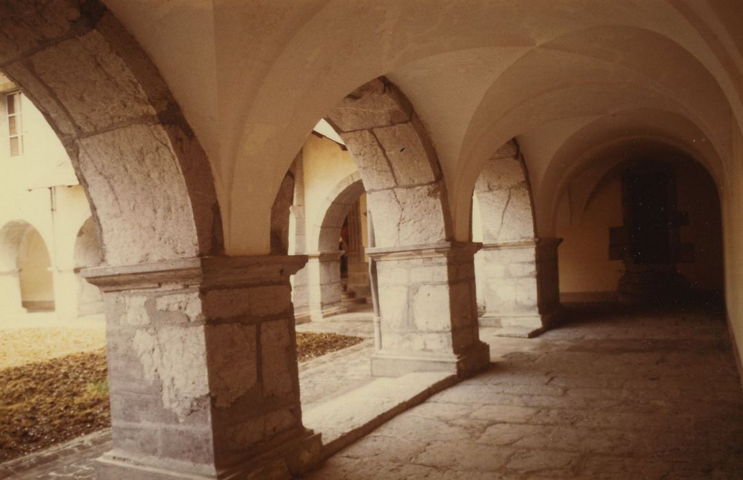 Ancienne chartreuse : Grand cloître, vue partielle d’une galerie