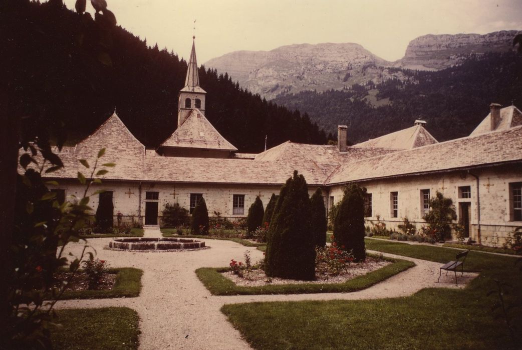 Ancienne chartreuse : Cour du préau, ailes ouest et nord, façades est et sud, vue partielle