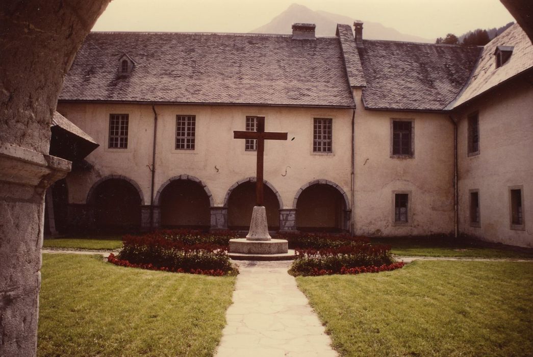 Ancienne chartreuse : Cour d’honneur, vue partielle