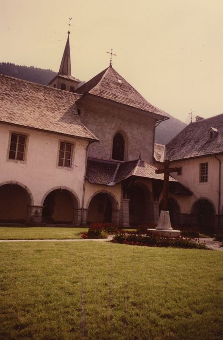 Ancienne chartreuse : Eglise abbatiale, façade ouest, vue générale