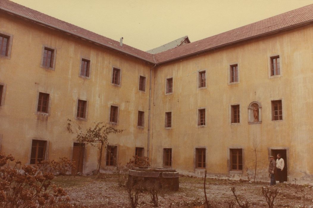 Couvent des Bernardins (ancien) : Cour est, vue partielle