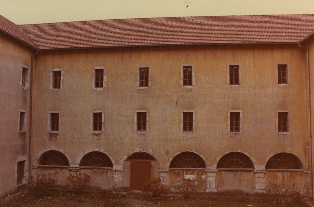 Couvent des Bernardins (ancien) : Cour est, vue partielle