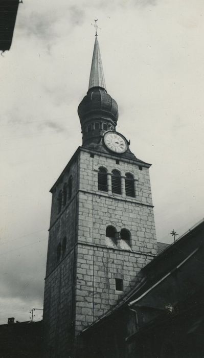 Eglise paroissiale : Clocher, vue générale