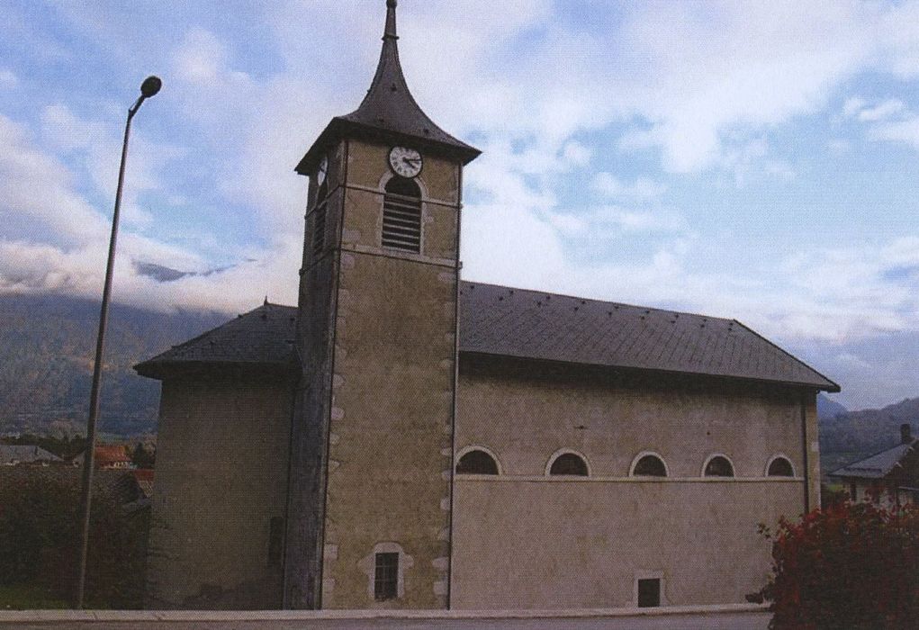 Eglise de Saint-Ferréol : Façade latérale sud, vue générale